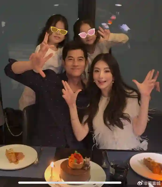 方媛庆祝结婚8周年, 与郭富城甜蜜秀恩爱, 两女儿正脸曝光超美