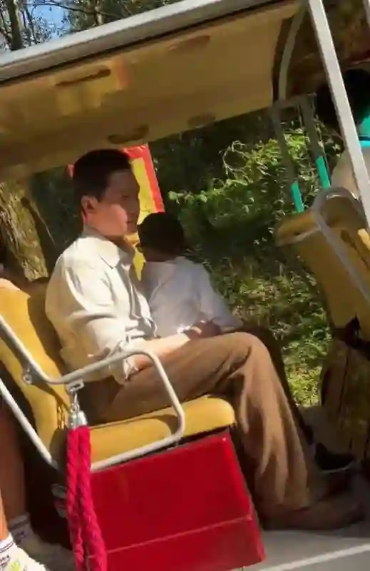 冯绍峰横店被偶遇，面容沧桑很疲惫，前妻有了新恋情，他变化好大