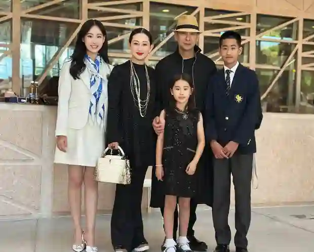 赵文卓晒一家五口温馨合照，恭喜大女儿高中毕业