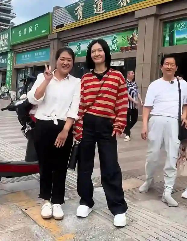 43岁谢娜近照曝光，和父母下小馆子，纯纯“厂妹风”穿搭土气朴素