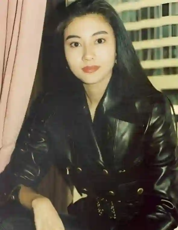 “蛇蝎”美人李嘉欣，对比56岁的邱淑贞，一路走来靠的不只是美貌