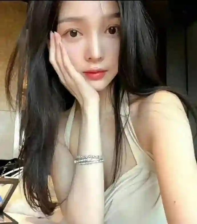 李现恋情风波升级！大量名媛风私照惹质疑，避谈绯闻强装岁月静好