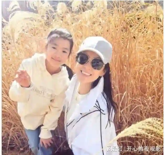 章子怡素颜带娃露营，草地狂奔超欢乐！醒醒姐弟共用一张脸