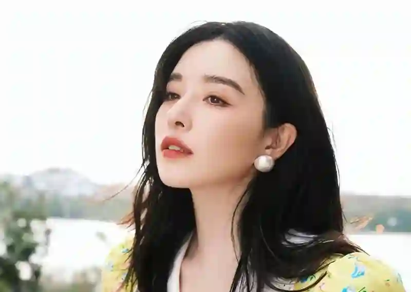 37岁阚清子彻底摆烂，在直播间大曝各种圈内的不公，意外牵连姜妍