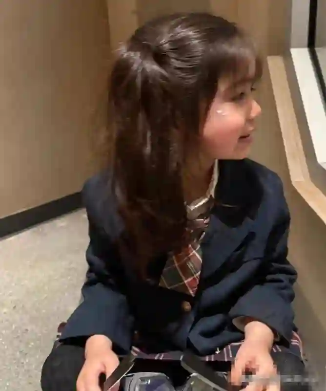 姜潮一家去环球影城，麦迪娜又瘦又高不像二孩妈，3岁女儿成团宠