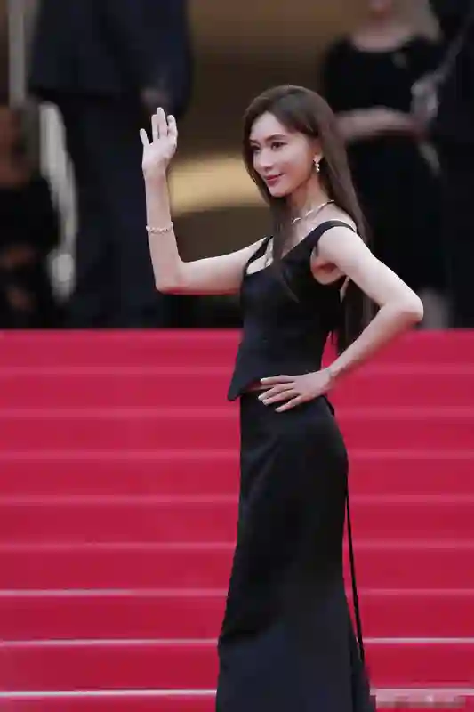 林志玲绝美压轴红毯！50岁气场碾压小17岁周冬雨，周冬雨输在哪？
