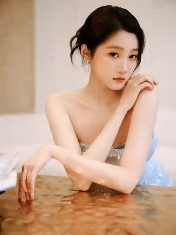 关晓彤蓝色抹胸开叉裙，美腿吸睛，妩媚动人