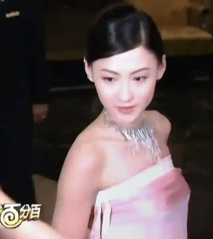 澳门这一夜，坐“李冰冰”身边的张柏芝，让所有人见识了她的地位
