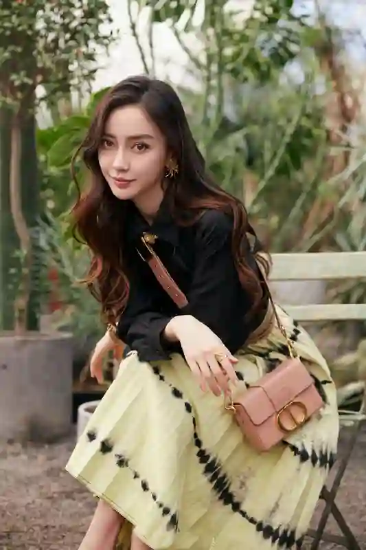 今非昔比！杨颖近照曝光，身材走样，小肚腩惹关注