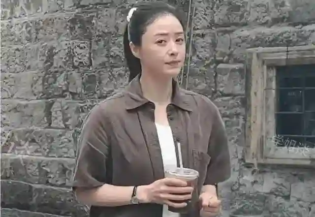 蒋欣素颜暴击！憔悴怒视镜头网友炸锅，私下真实状态藏玄机