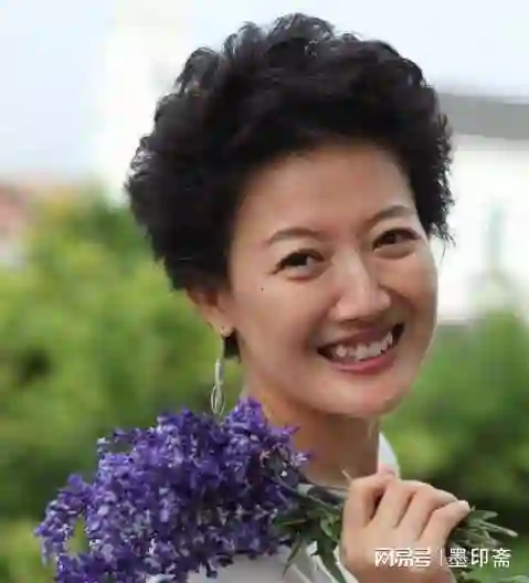 至今大龄未婚的12位主持人，个个才华横溢红极一时，哪位最可惜