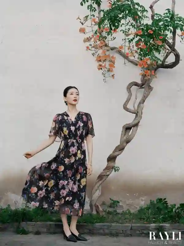 江疏影登杂志穿中式绣花裙，东方韵味尽显其中