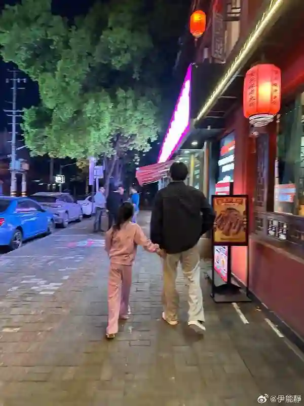 57岁伊能静英国被偶遇！五一带婆婆女儿度假，素颜皮肤好未见秦昊