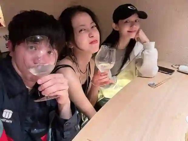 运动少女林允上线！与闺蜜周雨彤自拍状态轻松自然