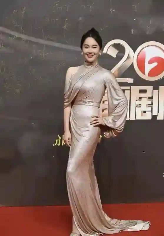 48岁左小青走红毯，尴尬不尴尬？看完我直呼难堪，何必呢