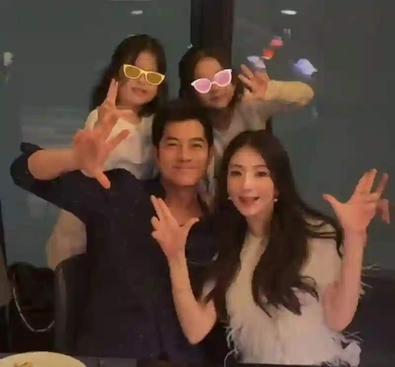 方媛带娃看郭富城演唱会，孕味十足圆润一圈，俩女儿侧脸像爸爸