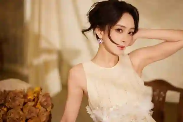 杨幂穿长裙搭白花腰饰，尽显清纯时髦范