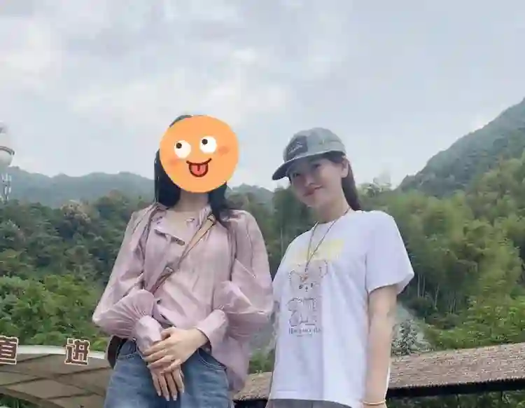 42岁金莎现身江西，和小男友孙丞潇约会，打扮朴素，不像中年妇女