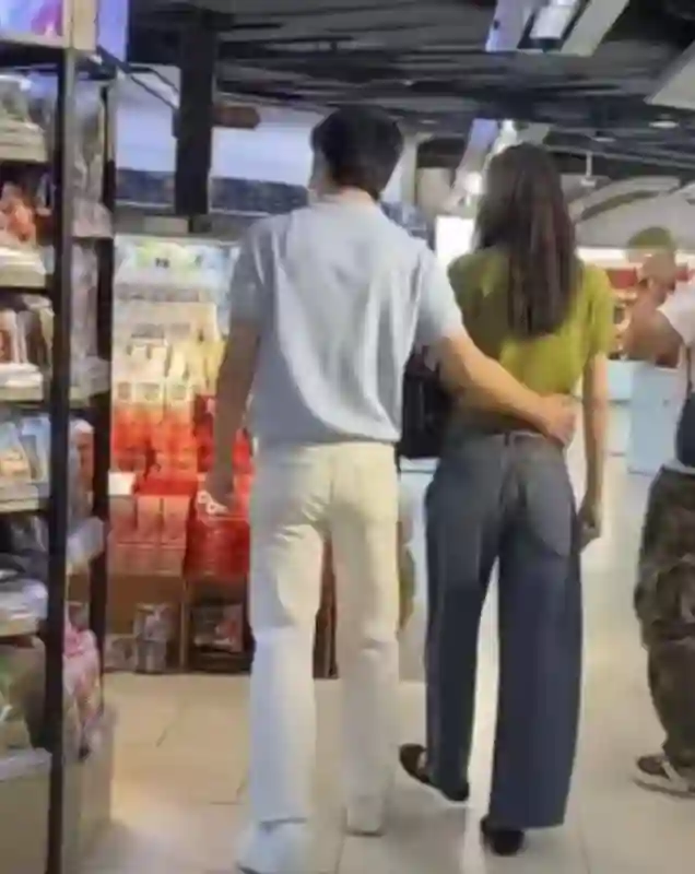 刘雯和井柏然已领证结婚？逛街恩爱甜蜜，女方事业越来越好！