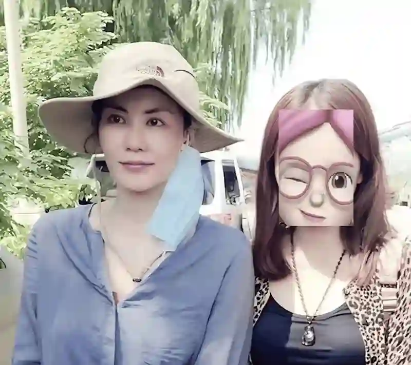 55岁王菲换了新发型大变样！穿蓝色毛衣和男友人豪宅聚会，一头短发太减龄！