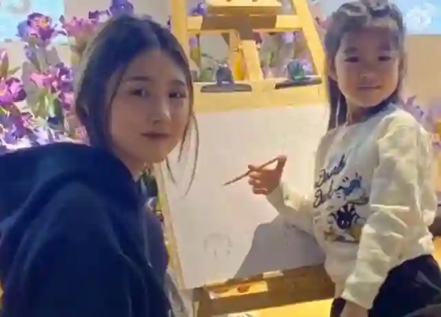 章子怡汪峰离婚后仨儿女首同框，一起看剧，醒醒兰花指抢镜好淑女