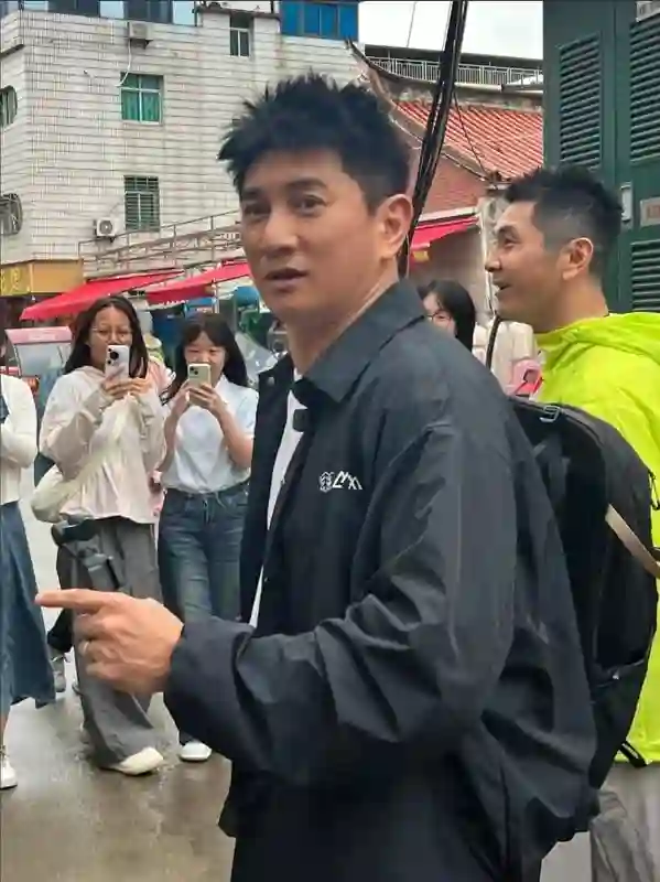 54岁吴奇隆体验簪花！打扮帅气显年轻有点发福，轮到刘诗诗带娃了
