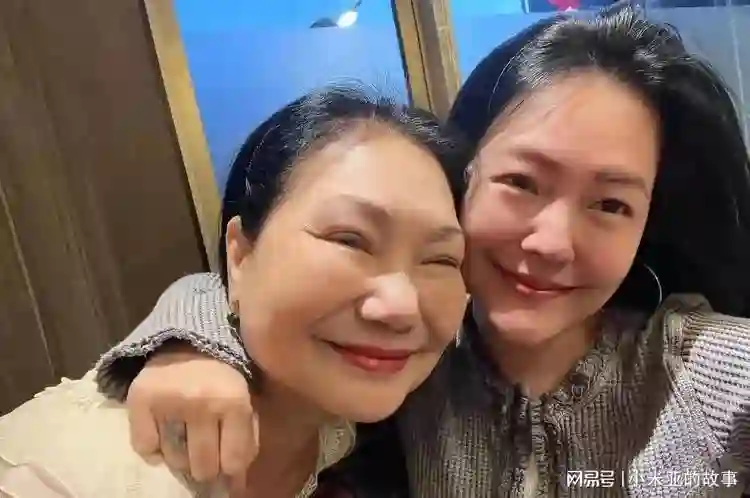 看到小S搬出住了20年的帝宝，才发现大S是S家唯一有房产的人