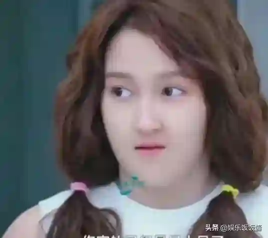 关晓彤怎么肿了？比旁边男的还壮，网友：认不出！