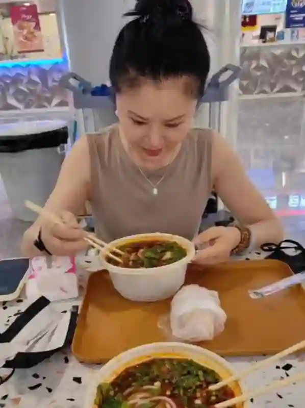 付笛生夫妇空降成都，专门从北京前往吃面，日子过得太潇洒