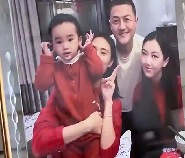 王菲回国为李嫣庆生，与谢霆锋现身机场，55岁打扮时髦体态绝佳