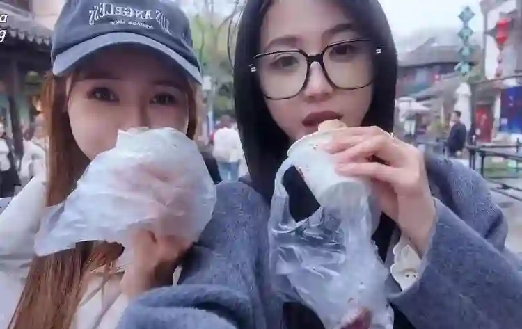 趁着潘玮柏在忙着演唱会，他老婆居然跑回南京独自逛吃？