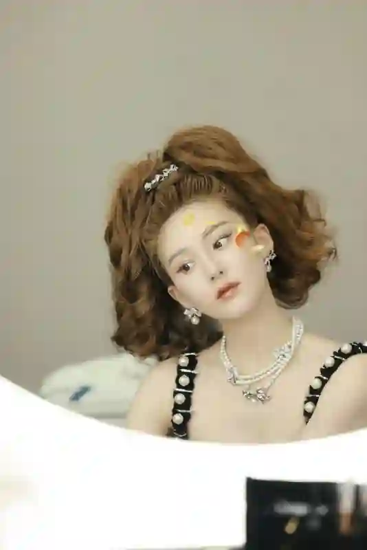 赵露思抹胸裙秀曲线 棕红短发飒气十足