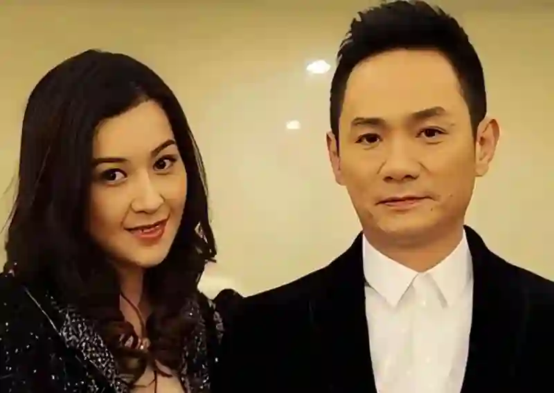 华表影帝在亡妻葬礼上哭晕，立誓永不再娶，16年过去他做到了吗？