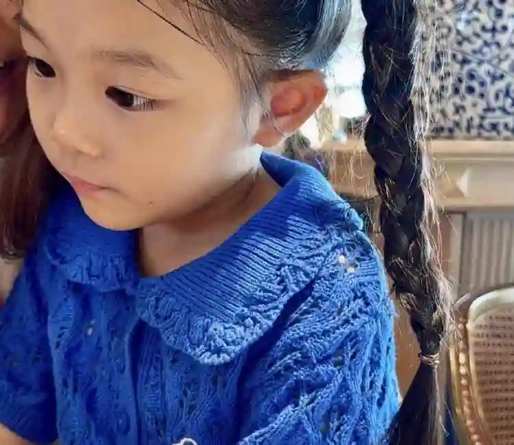 TVB视帝女儿幼儿园毕业，大方晒三口合照，小家伙像妈！
