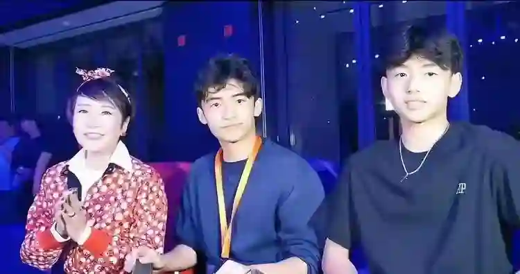 谢贤健康状况不乐观！香港街头被偶遇，坐轮椅晒太阳，人消瘦无神