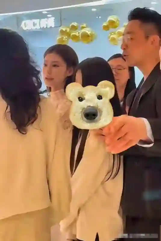 张兰紧搂<em>小玥儿</em>笑开了花