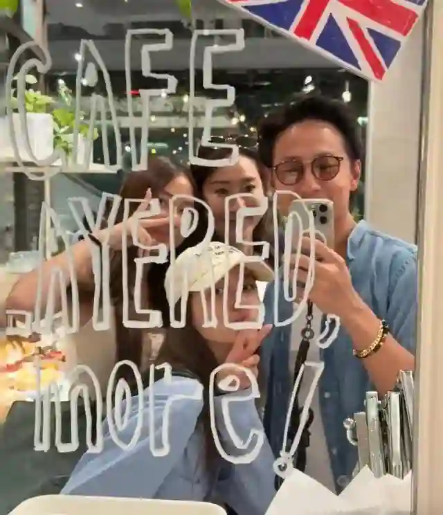 吴千语在夕阳下奔跑，她在韩国街头很美，施伯雄陪她和她闺蜜逛街