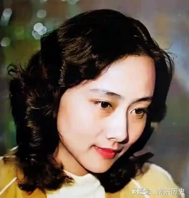 荧幕上的好母亲，现实却干涉儿子的一切，儿子宁愿睡桥洞也不回家