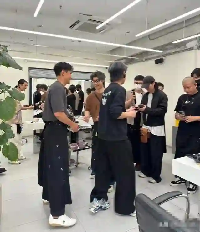 吴彦祖上海理发店又给顾客洗头，各行各业都干，就是不拍戏了
