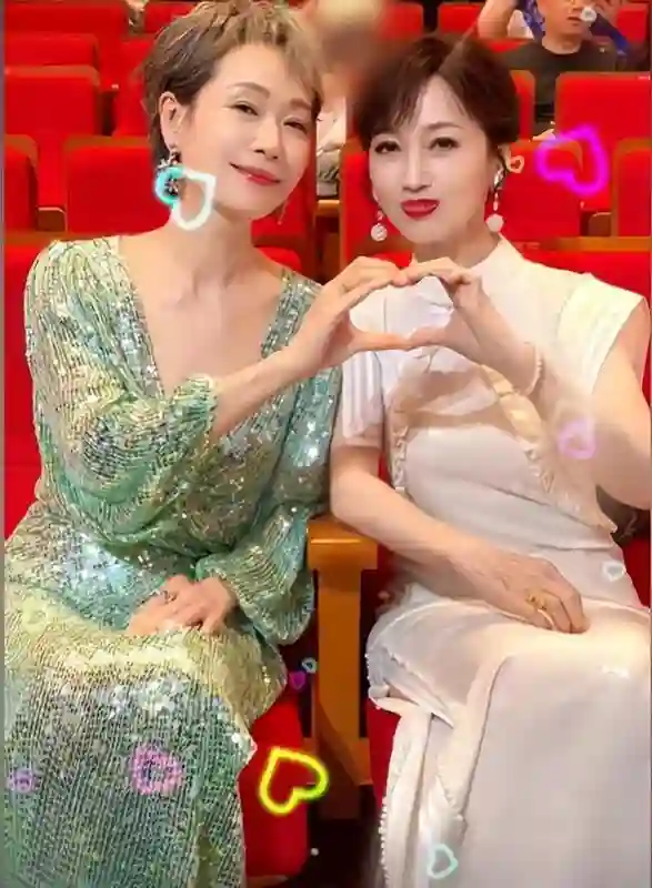 赵雅芝机场吃泡面被偶遇，喝矿泉水还得用吸管，饭后狂补妆真优雅