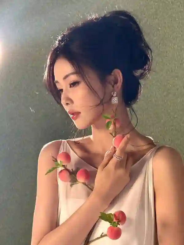 白鹿身着飘逸薄纱白裙，举手投足尽显优雅温柔