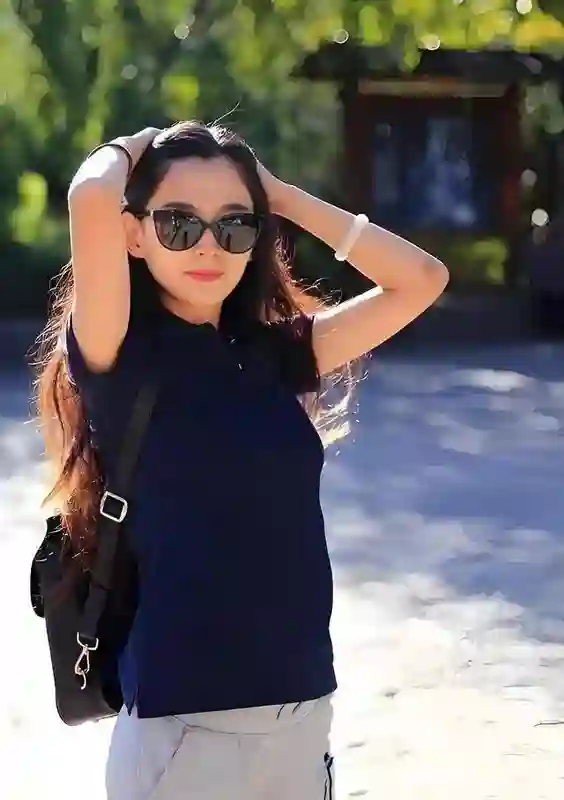 汪峰新欢泼水节引热议，素颜湿身美上热搜，网友：老汪眼光真绝了