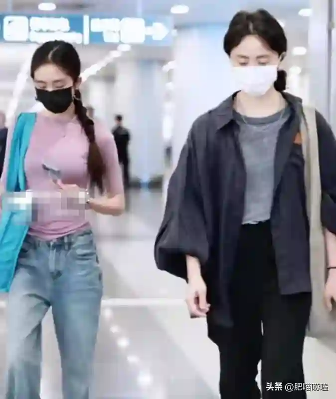孙莉大女儿现身机场，19岁黄多多马尾辫，气质提升更显明星范