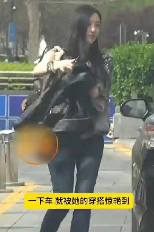 王菲回国为李嫣庆生，与谢霆锋现身机场，55岁打扮时髦体态绝佳