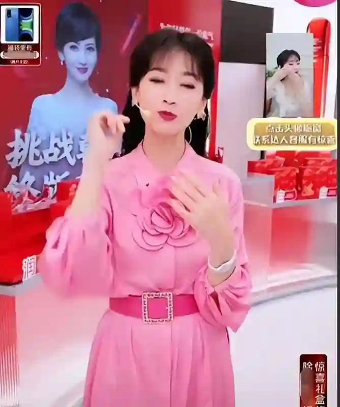 赵雅芝机场吃泡面被偶遇，喝矿泉水还得用吸管，饭后狂补妆真优雅