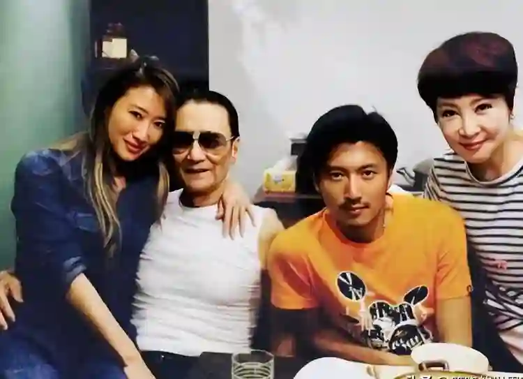 88岁谢贤也没想到，42岁不结婚生俩娃的女儿，终于让他不再操心了