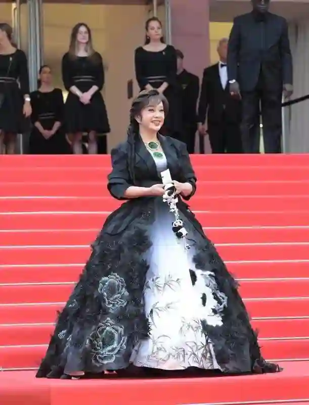 中国女星戛纳巅峰对决：她穿成东方名伶扛住生图，而她一改面相清纯变凌厉……