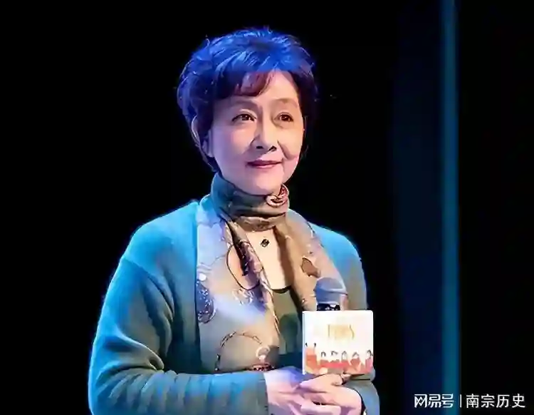 荧幕上的好母亲，现实却干涉儿子的一切，儿子宁愿睡桥洞也不回家