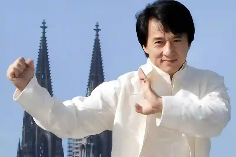 71岁成龙亲密照曝光，年轻时“花边”轶事，情感生活大揭秘