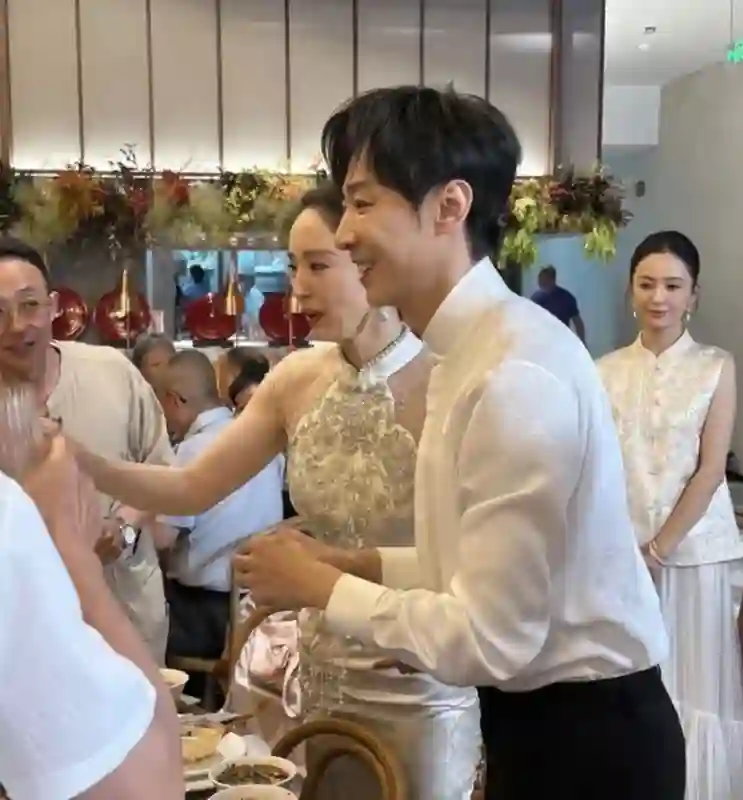 董璇二婚佟丽娅当伴娘，老公小9岁演过《庆余年》，伴郎团全喜剧人排面拉满